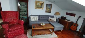 een woonkamer met een bank en een tafel bij El Ático de Frida in Vigo