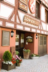 a building with flowers in front of it at XXL-Ferienwohnung Blumenwiese in Hayingen