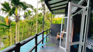 una puerta abierta a una habitación con vistas al agua en Cool Garden belihuloya, en Belihuloya 6 fotos más
