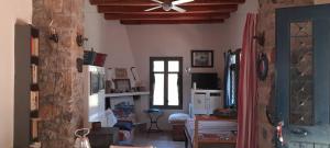 Camera con ventilatore a soffitto e soggiorno. di Casablu a Stavrokhórion