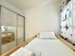 Ένα ή περισσότερα κρεβάτια σε δωμάτιο στο Beachfront Holiday Home Rafailovici