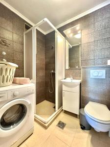 Ένα μπάνιο στο Beachfront Holiday Home Rafailovici