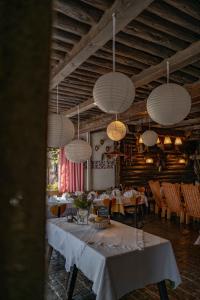 Reštaurácia alebo iné gastronomické zariadenie v ubytovaní Berghotel Blaickner's Sonnalm