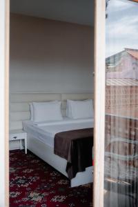 Postel nebo postele na pokoji v ubytování Sota Metekhi Hotel Tbilisi