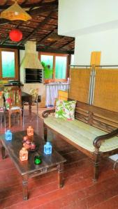 a living room with a couch and a table at Paraíso aconchegante em Itaipava in Itaipava