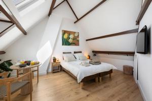 a bedroom with a bed and a table in a room at De Hill Rotterdam in Rotterdam