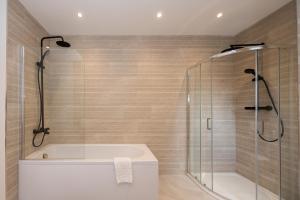 Ένα μπάνιο στο Stanway Apartments- Free Parking