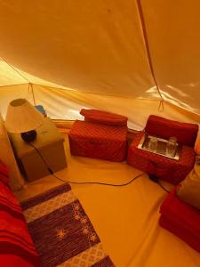 Posezení v ubytování In Our Garden Sardinia - Orange Trees Glamping Tent