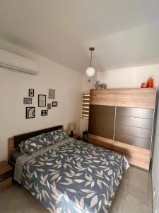 Giường trong phòng chung tại Stylish 2-bedroom Apartment- near Valletta! Great for families or groups +15 ảnh