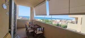 ein Balkon mit Tisch und Stühlen und Blick auf das Meer in der Unterkunft Casa CostaSud in Marina di Ragusa
