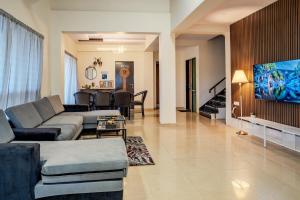 TV a/nebo společenská místnost v ubytování Casa Kalista Luxe 4BHK w Jacuzzi