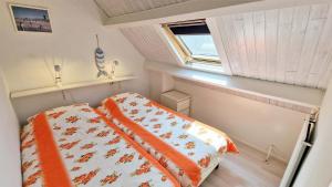 a small room with a bed and a window at Hello Zeeland - Vakantiewoning Schuurmanstraat 75b in Domburg