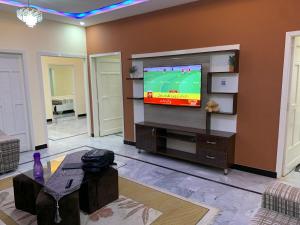 Televiisor ja/või meelelahutuskeskus majutusasutuses Luxurious 5 Bedroom Mansion Upper Portion Near Gerry Visa Park Road Islamabad