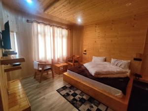 Giường trong phòng chung tại Hotel Mahadev