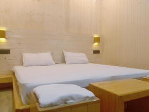 Giường trong phòng chung tại Hotel Mahadev