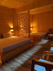 Giường trong phòng chung tại Hotel Mahadev