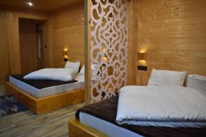 Giường trong phòng chung tại Hotel Mahadev