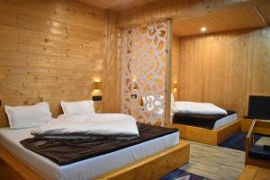 Giường trong phòng chung tại Hotel Mahadev