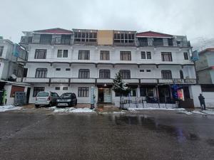 Tòa nhà nơi khách sạn tọa lạc
