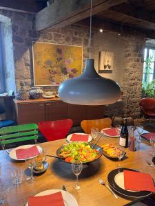 ein Tisch mit einem Teller Essen und einer Topflampe in der Unterkunft Lamamas in Nonières + 9 Fotos