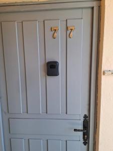 una puerta blanca con números en maison proche A16 aéroport de Beauvais proche national 1 paris, 