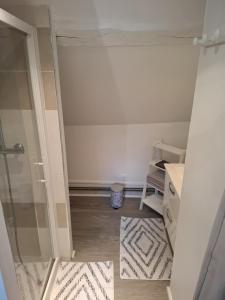 Un baño con ducha y puerta de cristal. en maison proche A16 aéroport de Beauvais proche national 1 paris, 