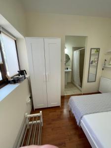 Ένα ή περισσότερα κρεβάτια σε δωμάτιο στο Yard room with private entrance