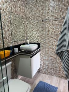 un baño con lavabo y espejo en Apartamento a beira do Rio Preguiça, en Barreirinhas