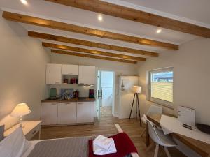 Habitación con cocina y comedor. en Am Oland 11, hinten, en Büsum