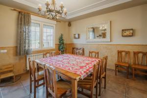 Un comedor con mesa y sillas en San Pelayo, en San Millán de Lara