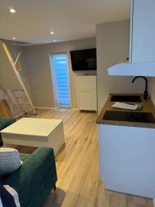 Η κουζίνα ή μικρή κουζίνα στο Ferienwohnung mit Seeblick 2