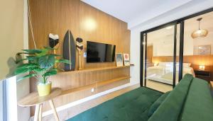 TV a/nebo společenská místnost v ubytování Ipanema Beach Apartment
