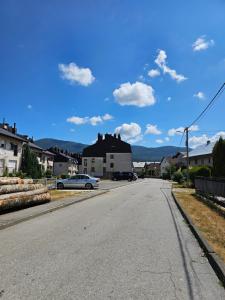 eine leere Straße mit einem auf der Straße geparkten Auto in der Unterkunft Apartment Blue in Korenica