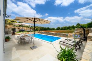 La alberca dentro o cerca de Casa Belinda in Klarići - Haus für 4 Personen 24 fotos más