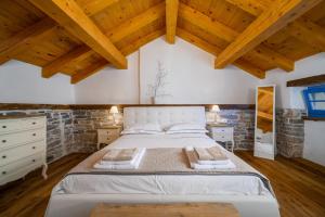 Una cama o camas en una habitación de Casa Belinda in Klarići - Haus für 4 Personen