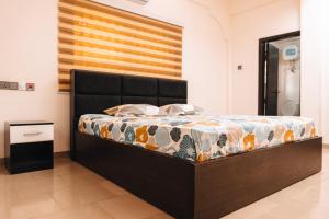 a bedroom with a bed in a room at Deluxe 1 BedRoom Adjiriganor RealShala in Ashalebotwe