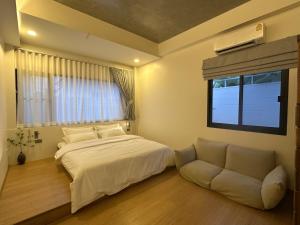 Gallery image of C-House cnx in Chiang Mai +8 photos