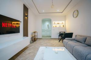 una sala de estar con un sofá y una mesa en Luxury Beachfront Apartment NOUR ''Iris Plage'', en Tánger