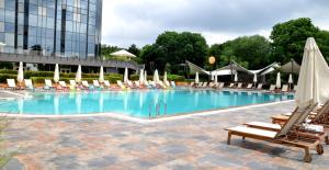 The swimming pool at or close to Sheraton Istanbul Atakoy Hotel