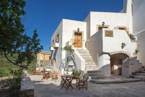 Káto KhóraKapetan Manwlis的一座白色建筑，前面摆着桌椅