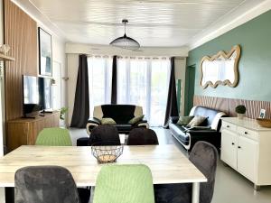 a living room with a table and chairs at Caporizon - Villa Jan Lou - 3 chambres - Grande terrasse in Labenne +19 photos