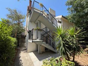 Apartmani Mareta في بتروفاتس نا مورو: مبنى فيه درج وبلكونه فيها نباتات
