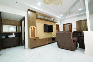 TV a/nebo společenská místnost v ubytování 3 Bee's Service Apartments, Gachibowli
