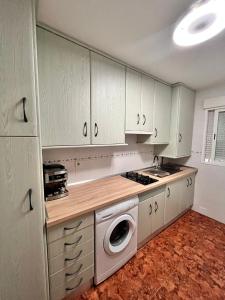 Η κουζίνα ή μικρή κουζίνα στο Apartamentos Ruidera +4 φωτογραφίες