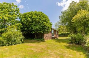 an old brick house in the middle of a yard at Secluded 3 bed cottage in private parkland in Brockenhurst +10 photos