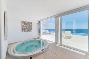 Bazén v ubytování Villa Mediterraneo by Mallorca House Rent nebo v jeho okolí