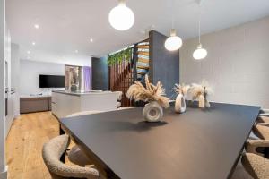 a dining room with a table and chairs at West Townhouse by CasaCity in Manchester