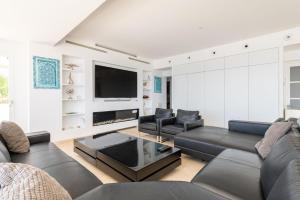 TV a/nebo společenská místnost v ubytování Villa Mediterraneo by Mallorca House Rent