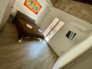 Una vista aérea de una sala de estar con un sofá. en Baron’s Suites, en Palermo