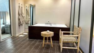 łazienka z wanną, stołem i krzesłem w obiekcie sejour avec Jacuzzi et terrase au coeur du gueliz w Marakeszu +13 zdjęć